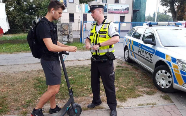 Policisté a strážníci městské policie vysvětlovali lidem pravidla jízdy na koloběžce, v některých případech udělili i pokuty