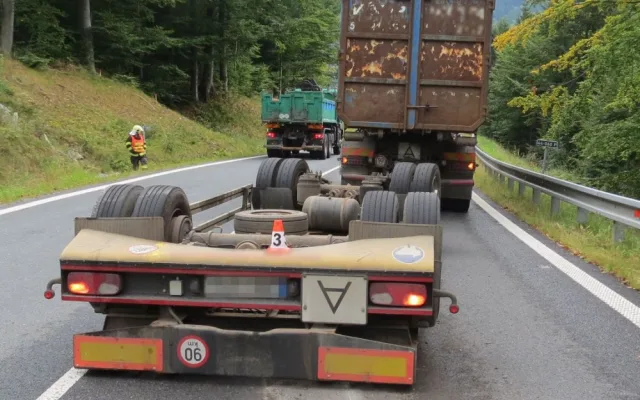 Pod Červenohorským sedlem se z kamionu utrhl kontejner se železným šrotem. Vyproštění bude trvat několik dnů