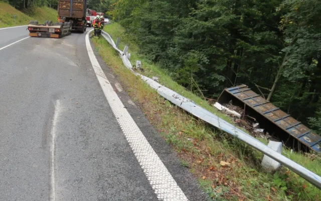 Pod Červenohorským sedlem se z kamionu utrhl kontejner se železným šrotem. Vyproštění bude trvat několik dnů