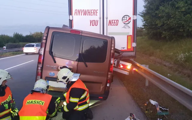 Na D35 u Velké Bystřice hasiči vyprošťovali řidiče dodávky zaklíněné v návěsu kamionu
