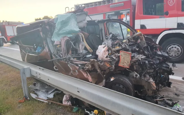 Na D35 u Velké Bystřice hasiči vyprošťovali řidiče dodávky zaklíněné v návěsu kamionu