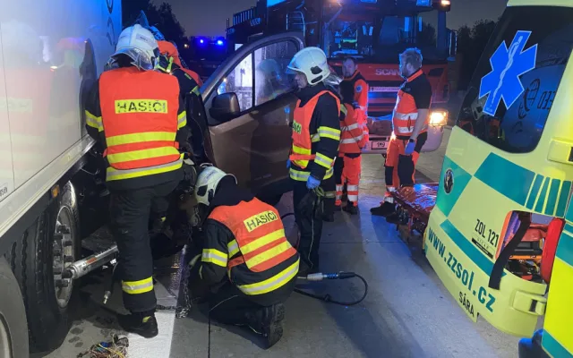 Na D35 u Velké Bystřice hasiči vyprošťovali řidiče dodávky zaklíněné v návěsu kamionu