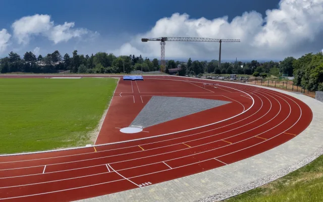 Ve Šternberku se otevřel moderní atletický stadion. Na zavlažování využije dešťovou vodu
