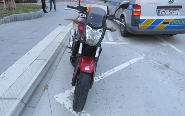 Policie hledá svědky nehody. Čtrnáctiletý cyklista skončil v Prostějově pod koly motorky