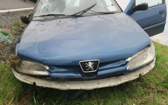 Čerstvá řidička u Supíkovic převrátila auto do příkopu poté, co nezvládla předjíždění