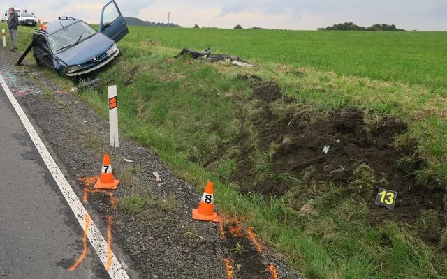 Čerstvá řidička u Supíkovic převrátila auto do příkopu poté, co nezvládla předjíždění
