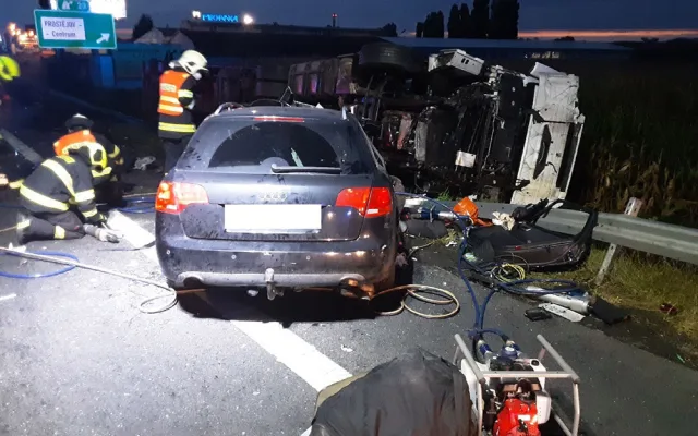 Ranní nehoda kamionu a osobního auta v Prostějově měla tragické následky. Jeden člověk zemřel, tři další se zranili