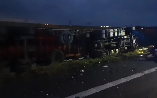 Ranní nehoda kamionu a osobního auta v Prostějově měla tragické následky. Jeden člověk zemřel, tři další se zranili