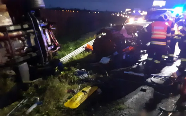 Ranní nehoda kamionu a osobního auta v Prostějově měla tragické následky. Jeden člověk zemřel, tři další se zranili