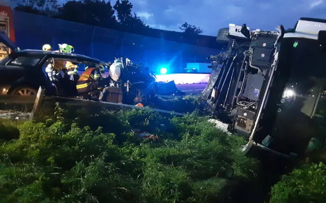 Ranní nehoda kamionu a osobního auta v Prostějově měla tragické následky. Jeden člověk zemřel, tři další se zranili
