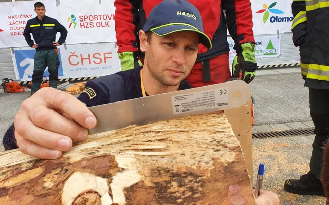 Profesionální a dobrovolní hasiči otestovali své dovednosti při práci s motorovou pilou