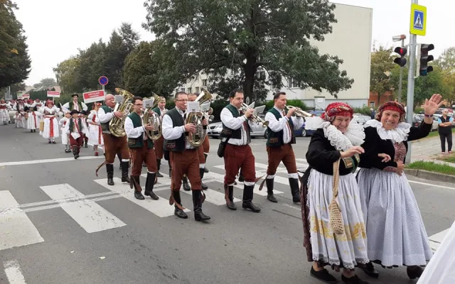 Tovačovem prošly stovky krojovaných Hanáků, kteří se sjeli na festival