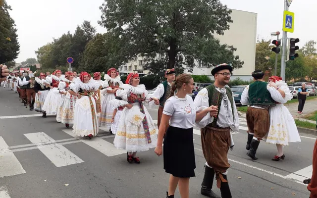 Tovačovem prošly stovky krojovaných Hanáků, kteří se sjeli na festival