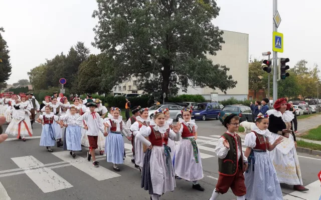 Tovačovem prošly stovky krojovaných Hanáků, kteří se sjeli na festival