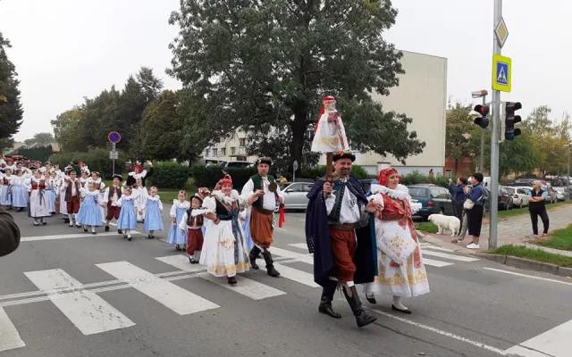Tovačovem prošly stovky krojovaných Hanáků, kteří se sjeli na festival