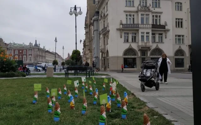 V centru Prostějova budili pozornost trpaslíci. Zelení zde zorganizovali happening