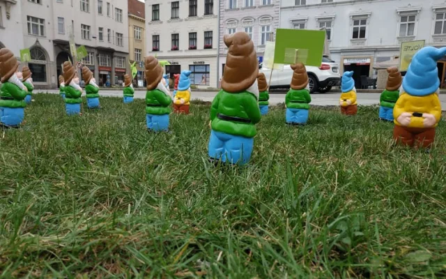 V centru Prostějova budili pozornost trpaslíci. Zelení zde zorganizovali happening