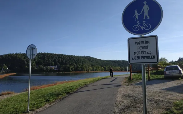 Dlouho očekávaná cyklostezka okolo Plumlovské přehrady je otevřená. Přišla na 31 milionů