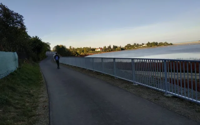 Dlouho očekávaná cyklostezka okolo Plumlovské přehrady je otevřená. Přišla na 31 milionů