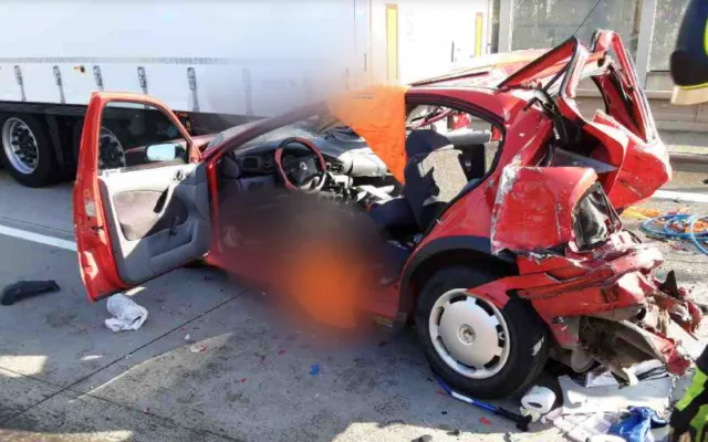 Nehoda tří automobilů uzavřela obchvat Olomouce. Hasiči museli vyprostit dva lidi