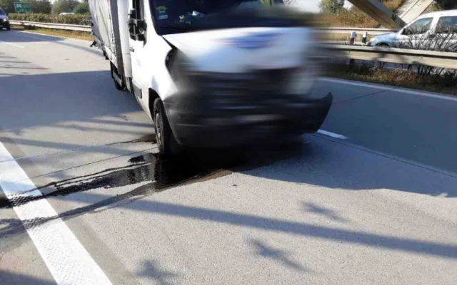 Nehoda tří automobilů uzavřela obchvat Olomouce. Hasiči museli vyprostit dva lidi