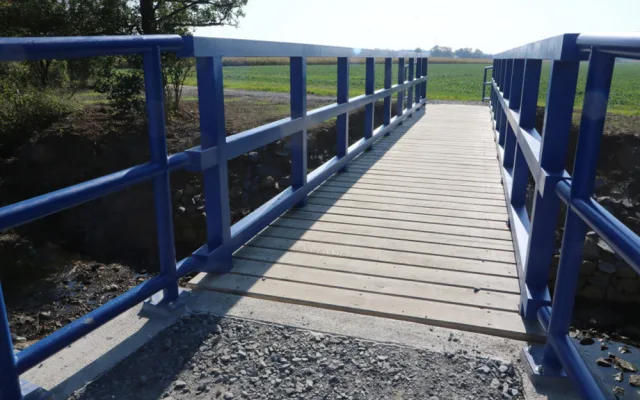 Na trase z Olomouce do Štěpánova využívají chodci a cyklisté nově zbudovanou lávku