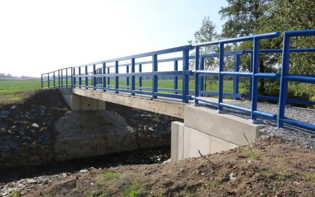 Na trase z Olomouce do Štěpánova využívají chodci a cyklisté nově zbudovanou lávku