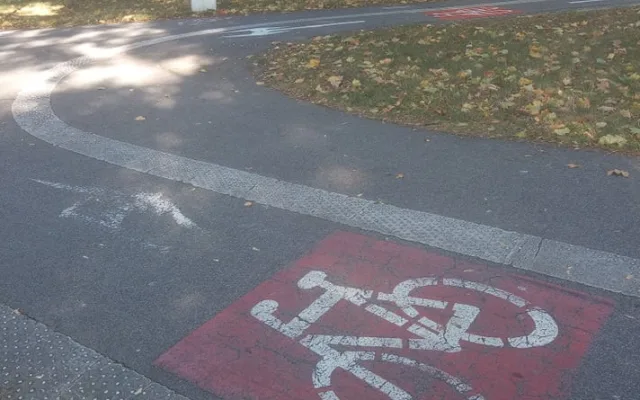 Chaos ve značení cyklostezek. Je to nebezpečné, upozorňují Olomoučané