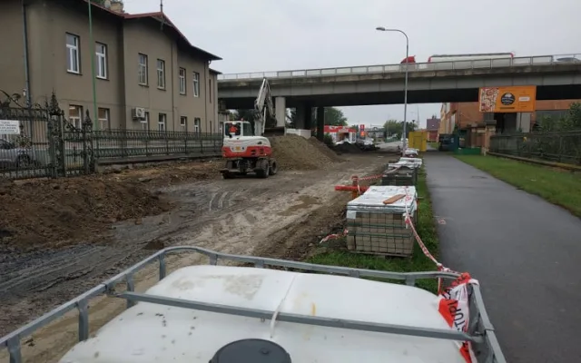 Opravy důležité výpadovky do Vrahovic jsou katastrofa. Město zastavilo platby