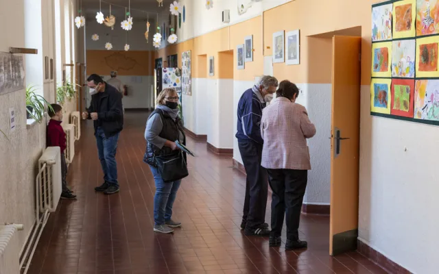VOLBY 2021: O volby je letos mimořádný zájem. V některých okrscích až dvojnásobný