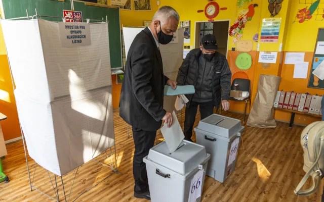 VOLBY 2021: O volby je letos mimořádný zájem. V některých okrscích až dvojnásobný