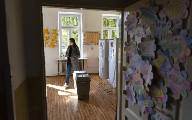 VOLBY 2021: Volební místnosti se uzavřely. Začalo sčítání hlasů