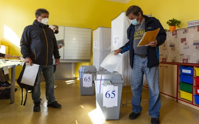 VOLBY 2021: Volební místnosti se uzavřely. Začalo sčítání hlasů