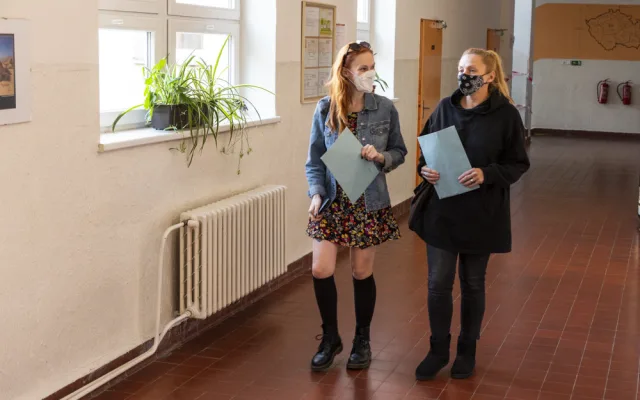 VOLBY 2021: Volební místnosti se uzavřely. Začalo sčítání hlasů