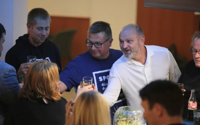 Martin Major z koalice SPOLU (uprostřed), vpravo Ivan Langer