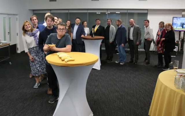 Členové volebního štábu ODS připomínají iniciativu Dekomunizace s podtitulem Už nikdy fronty na banány