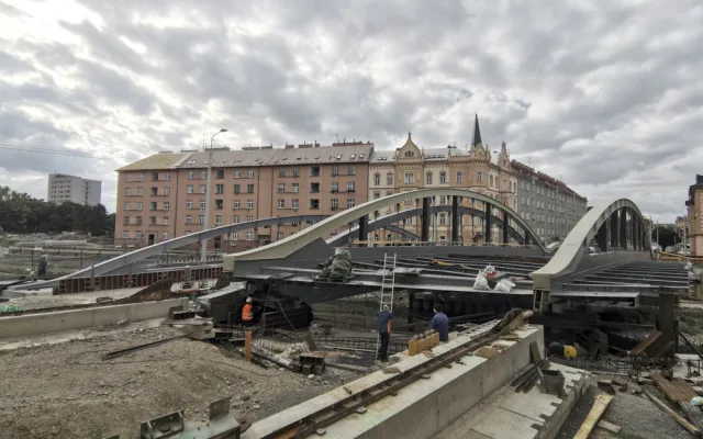 290 tun vážící konstrukce mostu doputovala po šesti dnech na místo určení