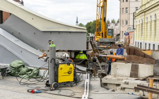 290 tun vážící konstrukce mostu doputovala po šesti dnech na místo určení