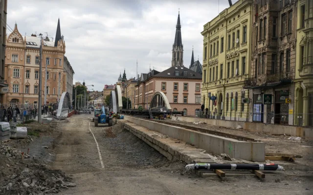 290 tun vážící konstrukce mostu doputovala po šesti dnech na místo určení