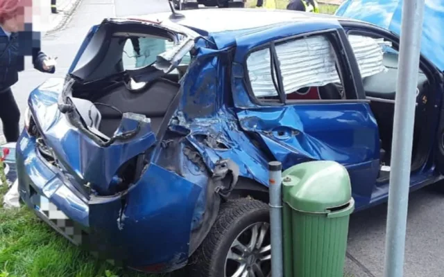 Na přejezdu v Prostějove se srazil vlak s autem. Dva lidé byli zranění