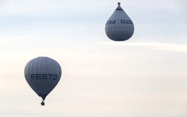 Obrácený balon zaujal obyvatele Olomouce, jedná se o propagační aktivitu německé průmyslové firmy