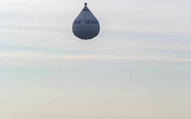 Obrácený balon zaujal obyvatele Olomouce, jedná se o propagační aktivitu německé průmyslové firmy