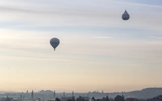 Obrácený balon zaujal obyvatele Olomouce, jedná se o propagační aktivitu německé průmyslové firmy