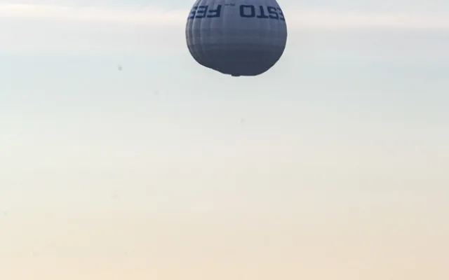Obrácený balon zaujal obyvatele Olomouce, jedná se o propagační aktivitu německé průmyslové firmy