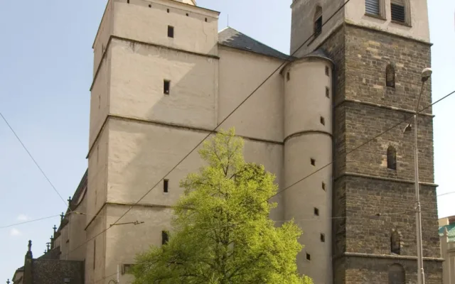 Věž kostela sv. Mořice v Olomouci je mladší, než se myslelo. Ukazuje to nález náhrobku