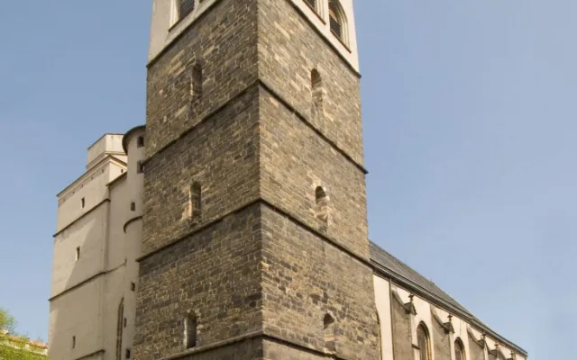 Věž kostela sv. Mořice v Olomouci je mladší, než se myslelo. Ukazuje to nález náhrobku