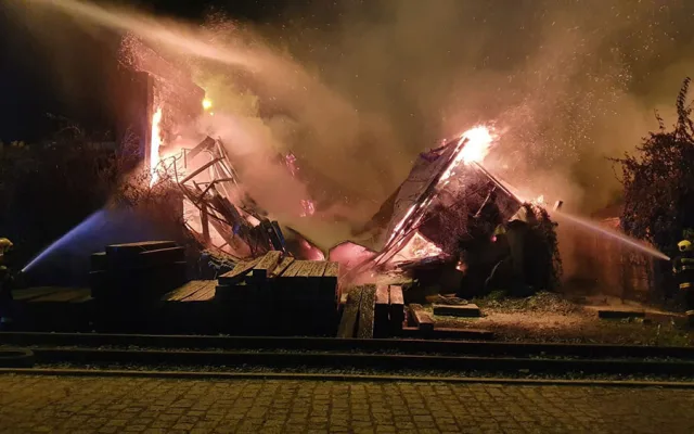Požár dřevěné stavby v areálu železniční stanice Přerov se rychle rozšířil a zničil celou budovu