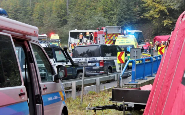 Záchranáři na Červenohorském sedle vyprošťovali školáky z autobusu. Naštěstí jen v rámci cvičení