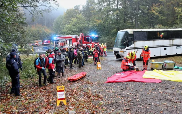 Záchranáři na Červenohorském sedle vyprošťovali školáky z autobusu. Naštěstí jen v rámci cvičení