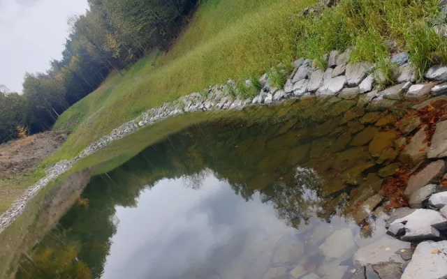 Vodoměrnou lať z nově vybudované nádrže u Stražiska někdo ukradl už za den